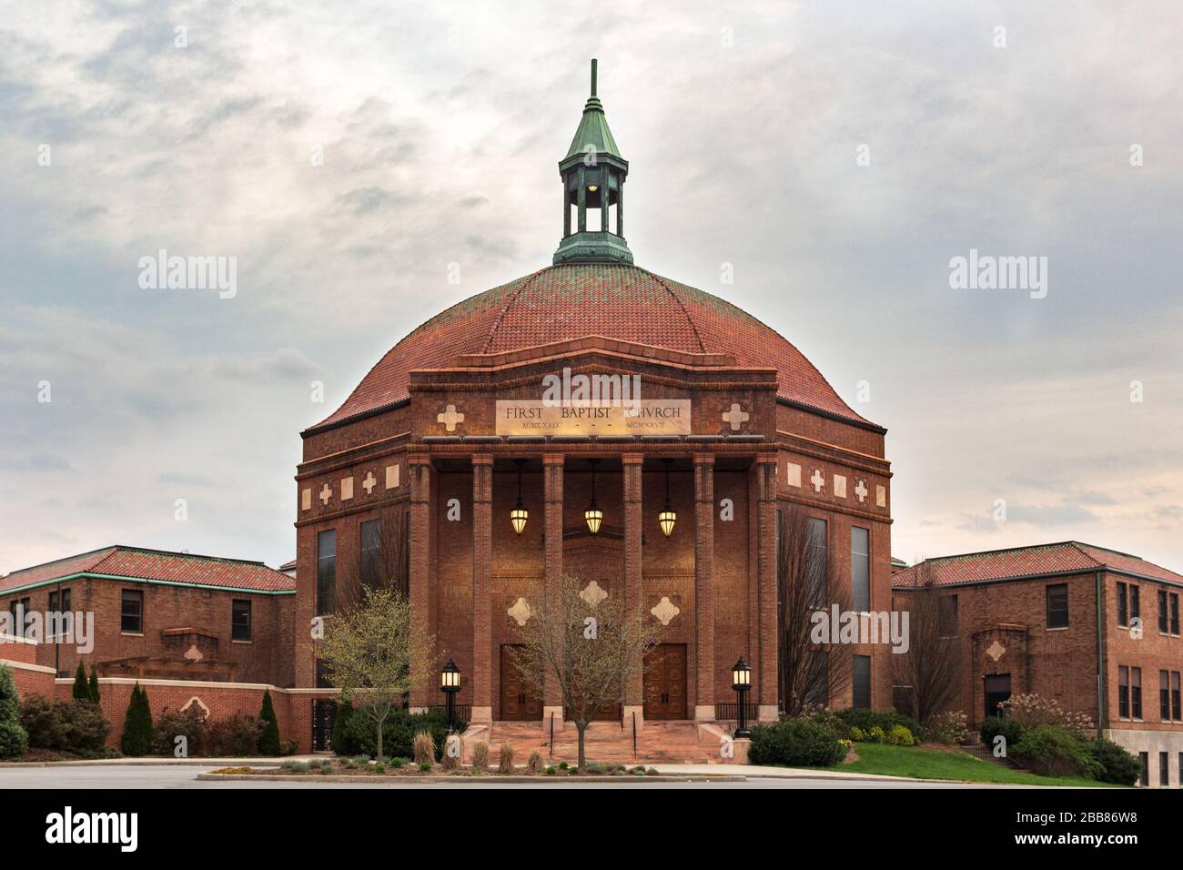 Die Lampen von Douglas Ellingtons erster baptistischer Kirche leuchten am frühen Morgen in Asheville, NC, USA. Stockfoto