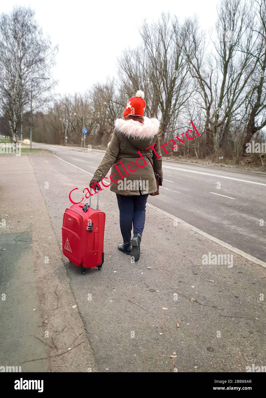 Tavel Stornokonzept Reisetasche in der Hand eines weiblichen Reisenden mit Stempeltext Flug gestrichen Stockfoto
