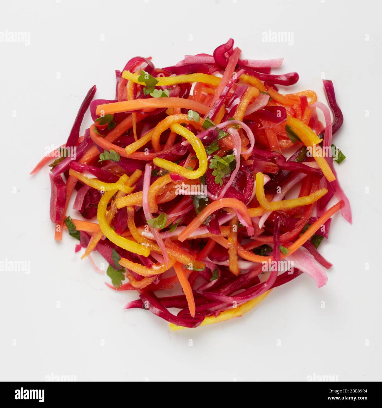 rainbow Coleslaw Portion Lebensmittel zubereitet Probe Gemüse rund Stockfoto