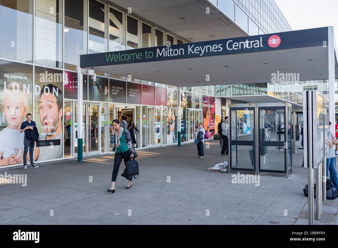 MILTON KEYNES, GROSSBRITANNIEN - 26. SEPTEMBER 2018. Der Hauptbahnhof Milton Keynes, ein wichtiger Eisenbahnterminal an der West Coast Main Line Stockfoto