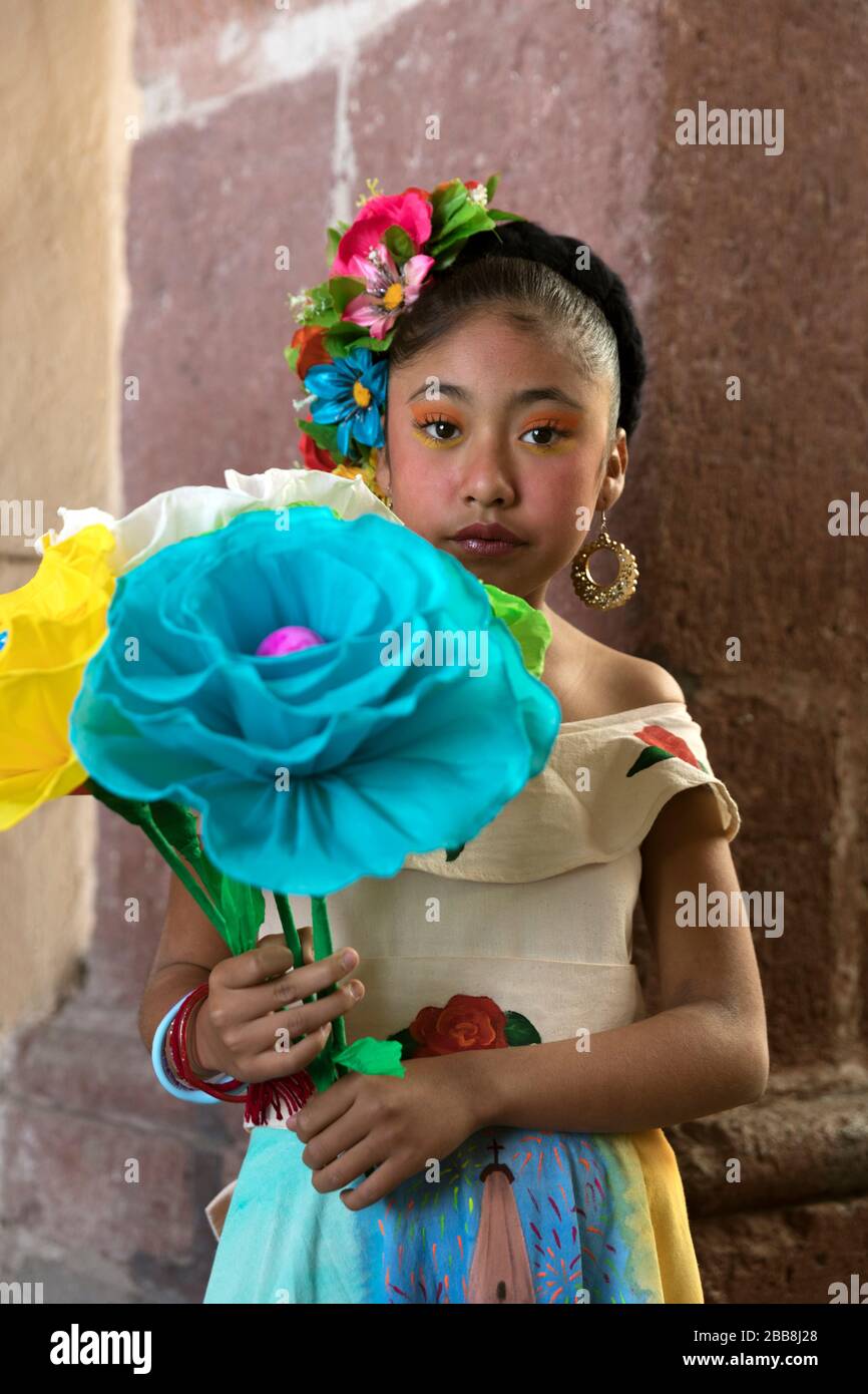 Mexiko, Guanajuato State, San Miguel de Allende, junges mexikanisches Mädchen, das sich für die "Desfile de Gigantes" Los Mojigangas Parade anzog. Stockfoto