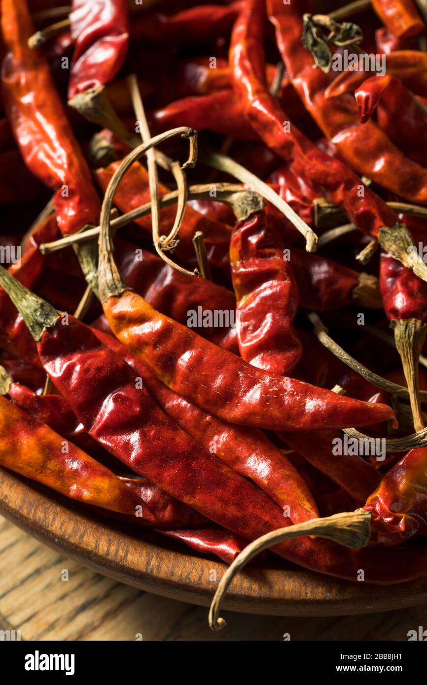 Raw Red Organic Chile de Arbol Peppers in a Bowl Stockfoto