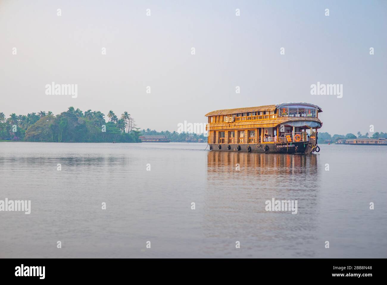 Alleppey, Kerala, Indien - 30. März 2018: Backwaters Hausboot auf ruhigem Wasser treibend. Morgens mit wenigen Leuten auf dem Boot eingenommen. Stockfoto