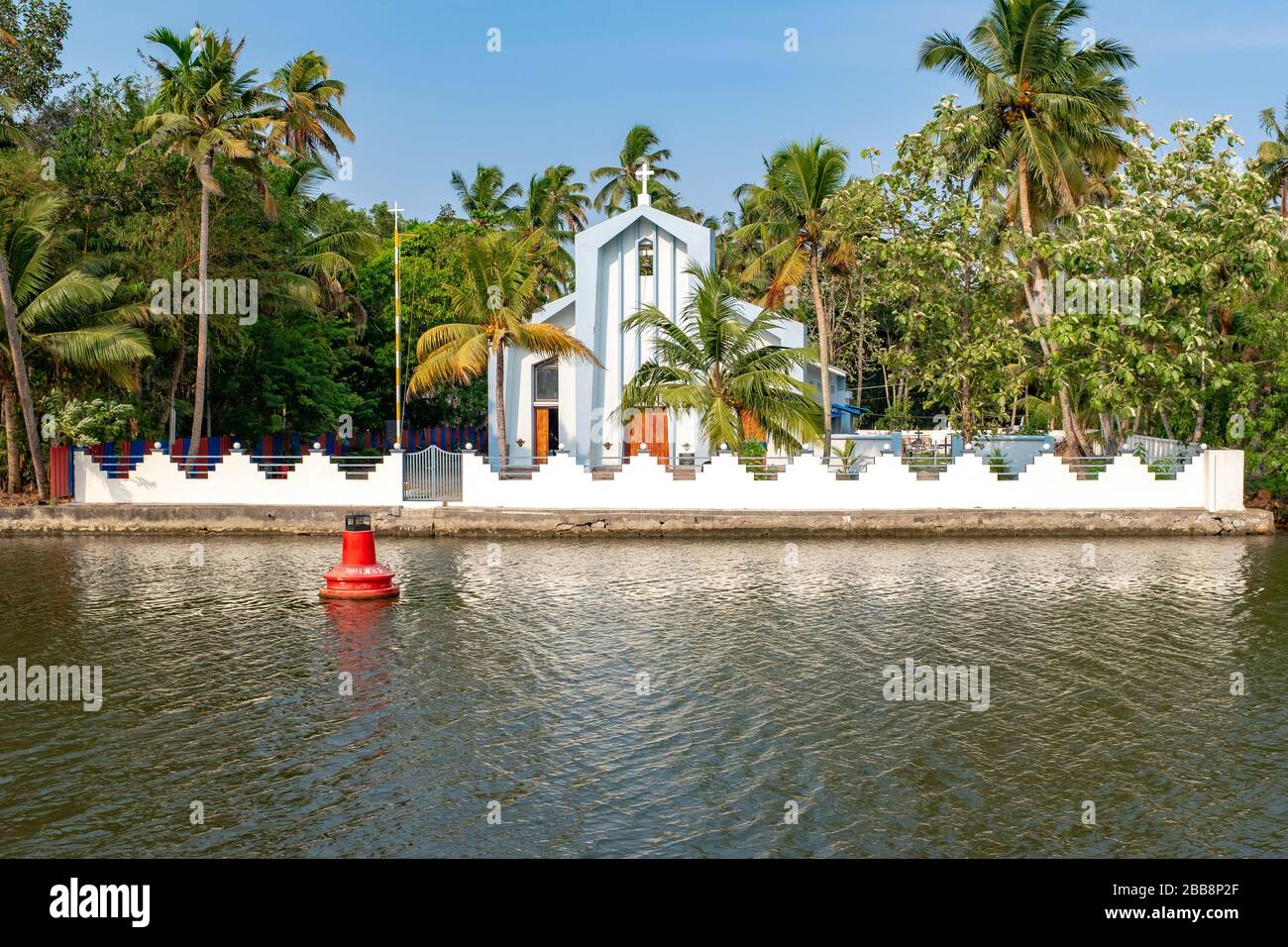 Kerala, Indien - 31. März 2018: Weiße und blaue moderne Kirche auf den Rückwässern. An einem sonnigen Frühlingnachmittag ohne Menschen. Stockfoto