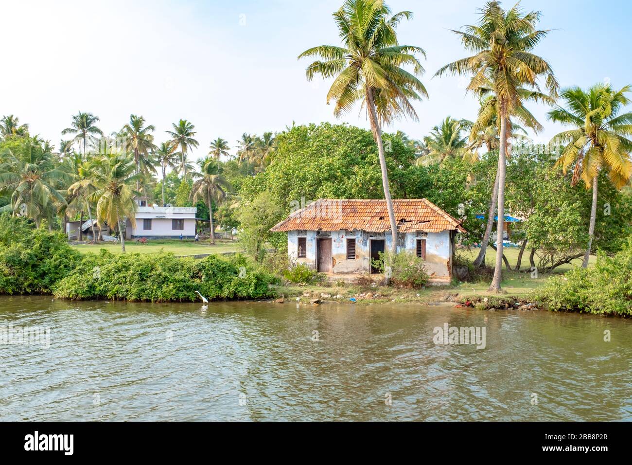 Kerala, Indien - 31. März 2018: Altes, verderbtes kleines Haus an den Rückwässern. An einem sonnigen Frühlingnachmittag ohne Menschen. Stockfoto