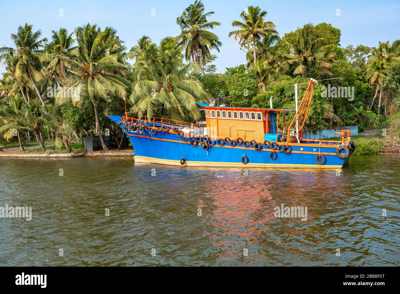 Kerala, Indien - 31. März 2018: Buntes Fischerboot auf den Rückwässern. An einem sonnigen Frühlingnachmittag ohne Menschen. Stockfoto