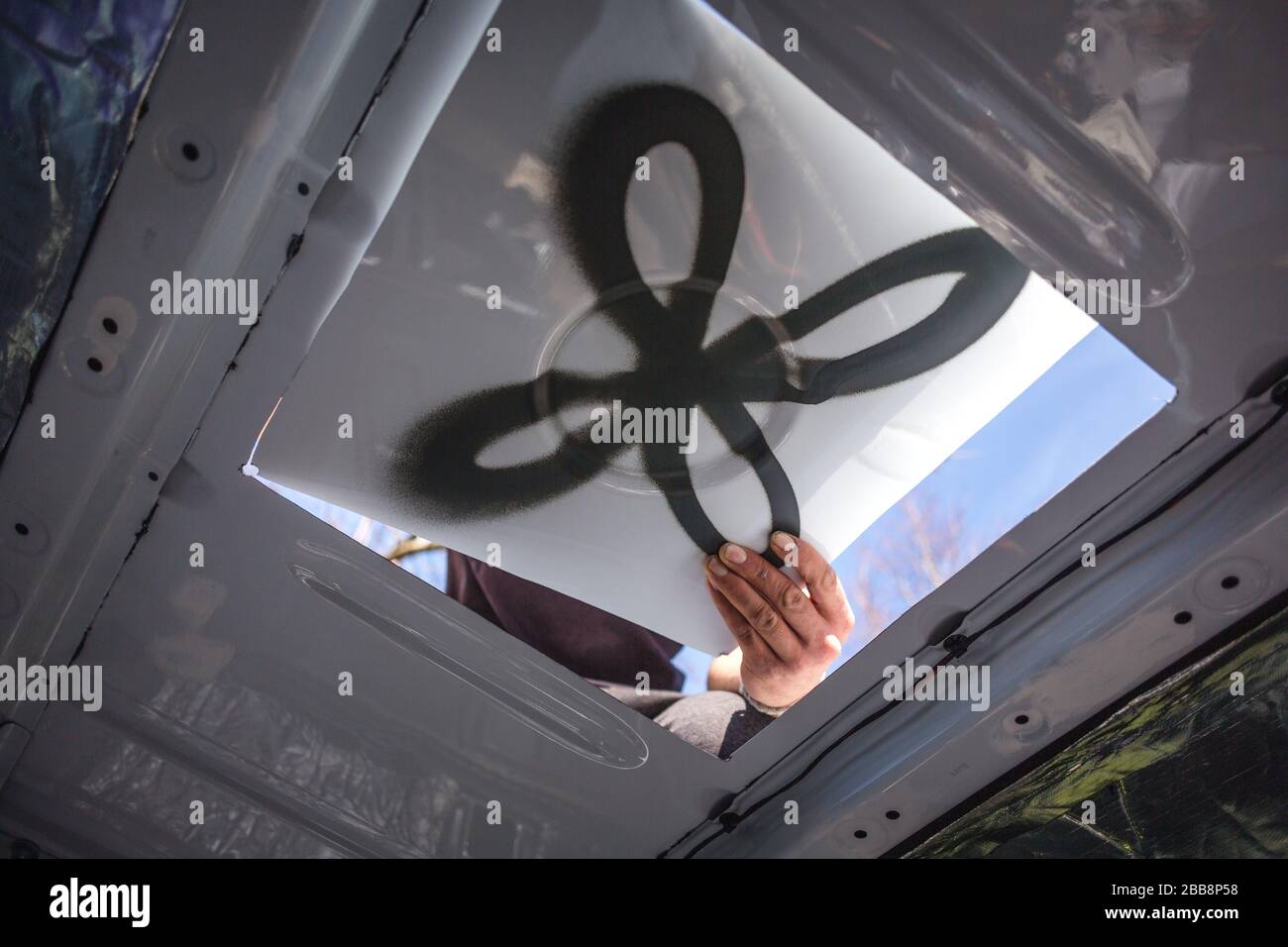 Quadratische Öffnung, die in das Dach des Kastens eingeschnitten ist Stockfoto