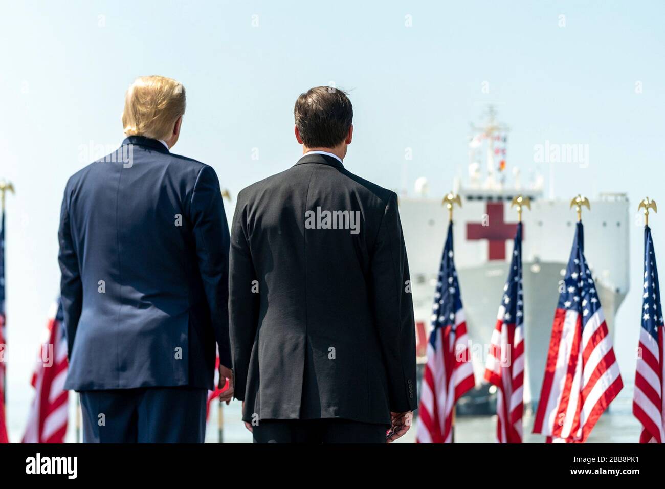 US-Präsident Donald Trump und Verteidigungsminister Mark Esper, verließen die USA und beobachten, wie das Militär-Sealift-Kommando-Lazarettschiff USNS Comfort die Naval Station Norfolk Pier 8. März 2020 in Norfolk, Virginia verlässt. Der Comfort wird in New York eingesetzt, um die COVID-19-Reaktionsbemühungen des Landes zu unterstützen. Stockfoto