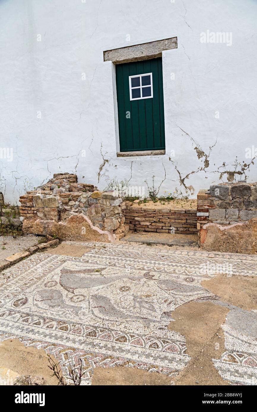 Dolphin Fußbodenmosaik, römische Ruinen, Milreu, Algarve, Portugal Stockfoto