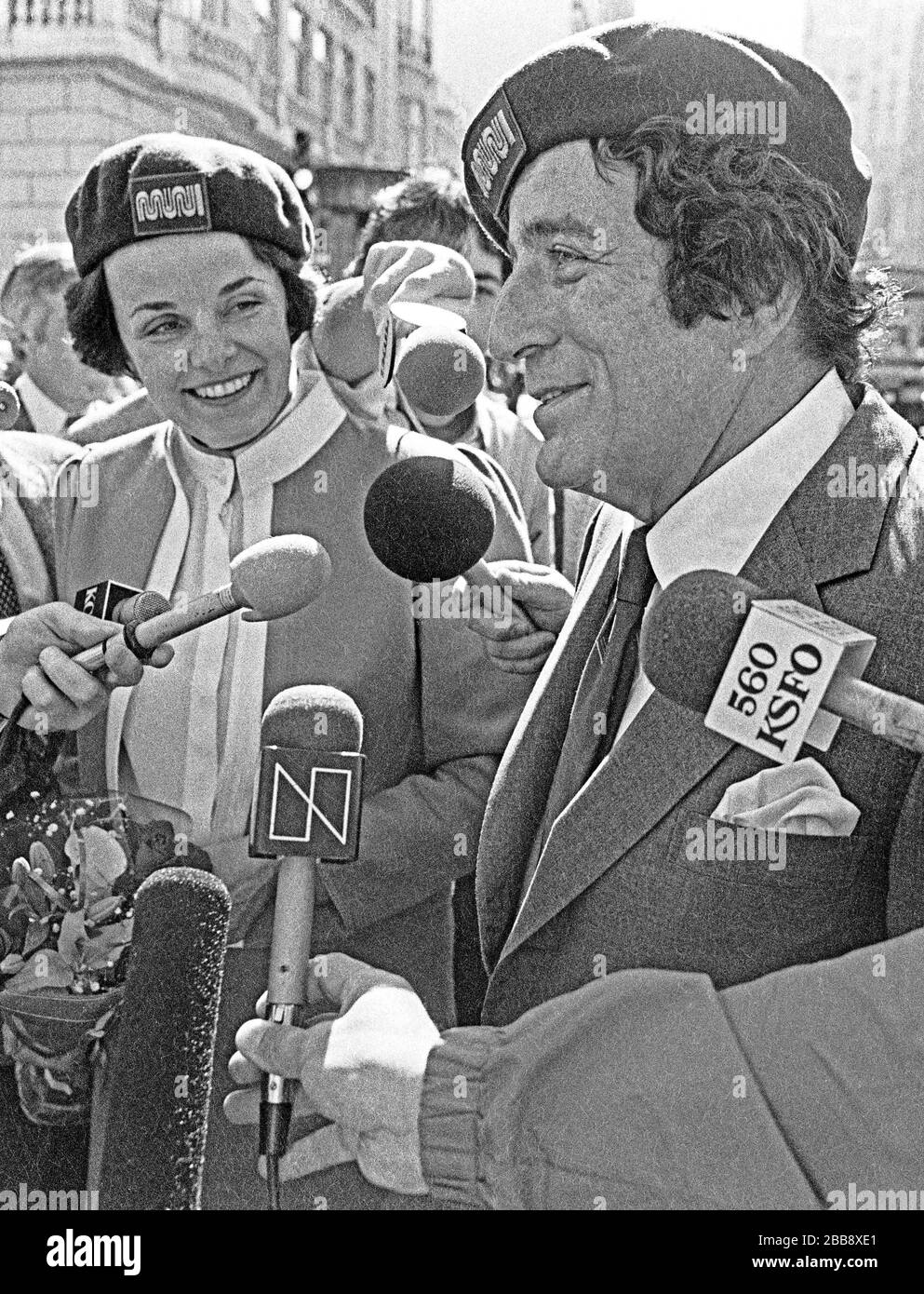 Sänger Tony Bennett, mit Bürgermeisterin Dianne Feinstein, der MUNI Caps trägt, spricht im Mai 1984 mit den Nachrichtenmedien in San Francisco Stockfoto