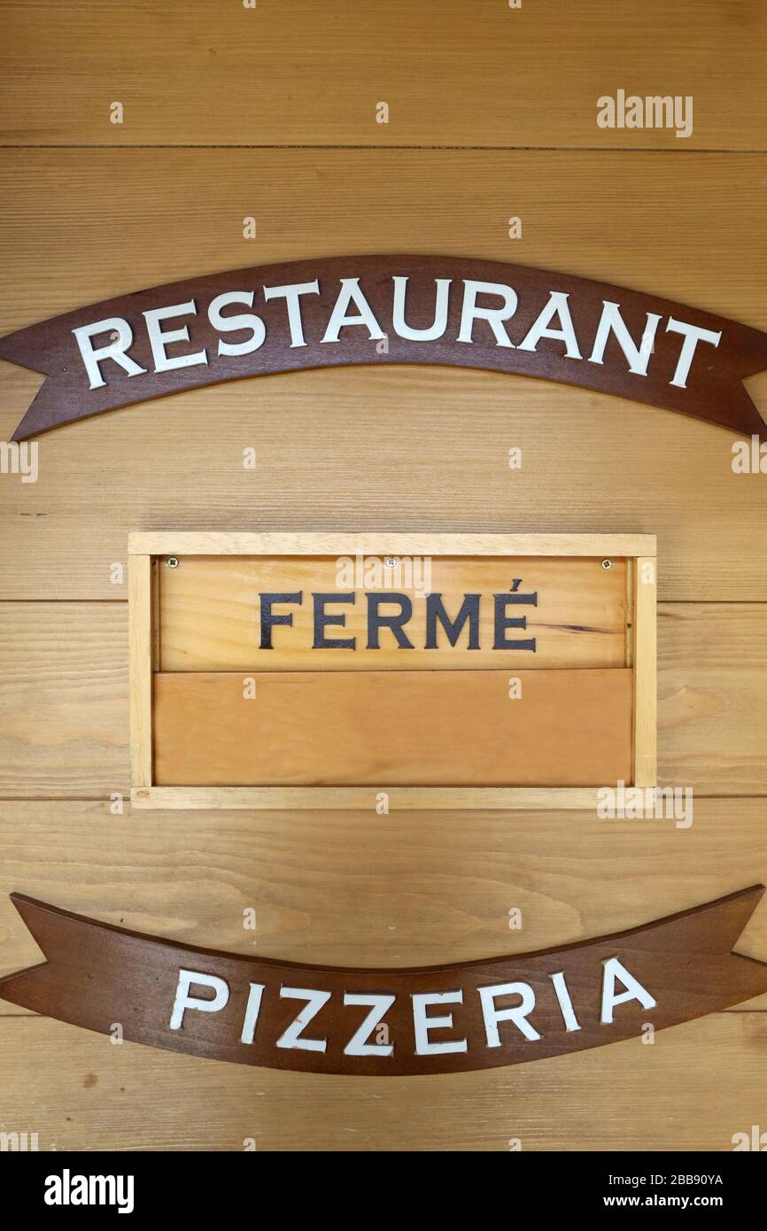 Restaurant. Pizzéria. Fermeture administrative et gouvernementale. Saint-Gervais-les-Bains. Haute-Savoie. Frankreich. Stockfoto