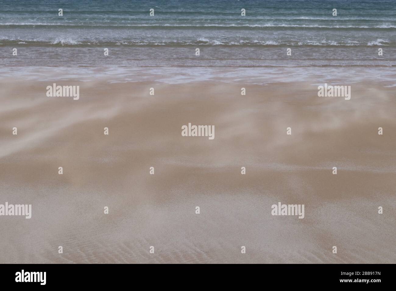 Wind-angetriebener Sand auf dem Meer Stockfoto