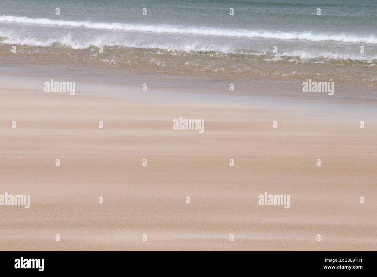 Wind-angetriebener Sand auf dem Meer Stockfoto