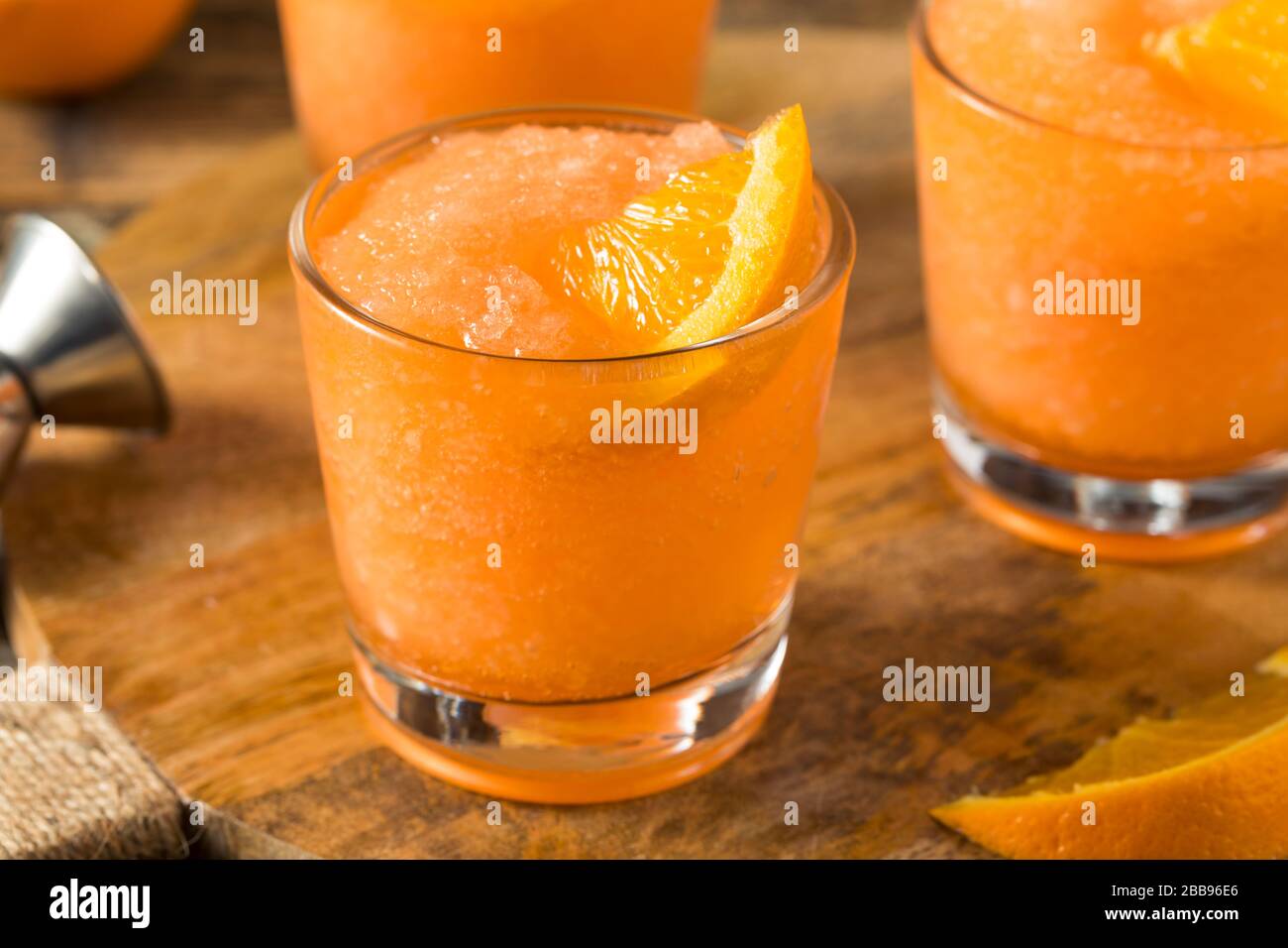 Hausgemachter gefrorener Aperol Spritz mit Orange Stockfoto