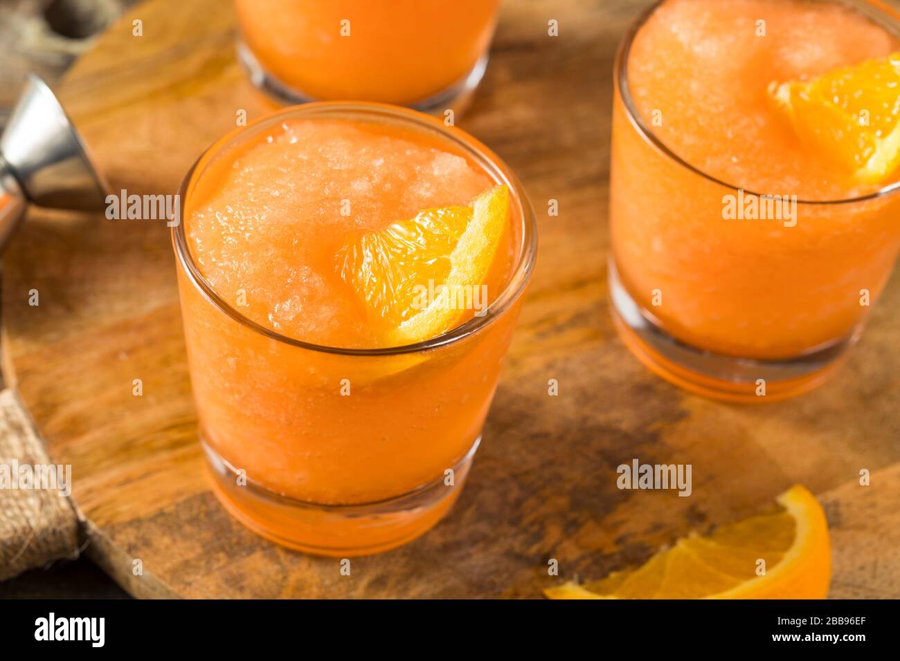 Hausgemachter gefrorener Aperol Spritz mit Orange Stockfoto