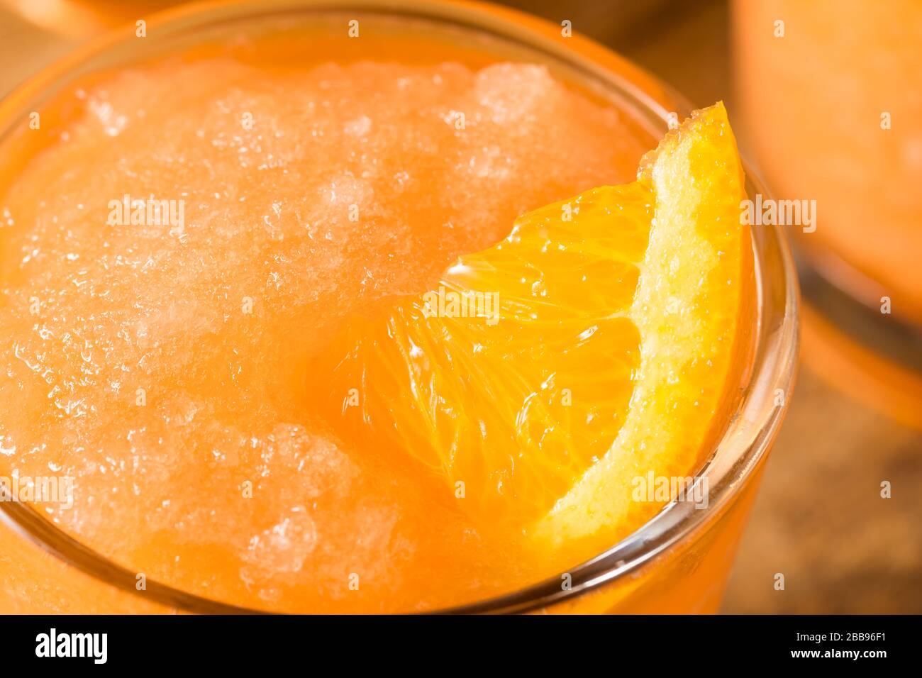 Hausgemachter gefrorener Aperol Spritz mit Orange Stockfoto