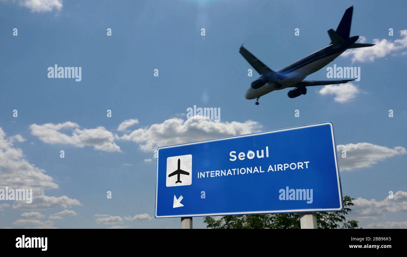 Silhouettenlandung im Flugzeug in Seoul, Südkorea. Ankunft in der Stadt