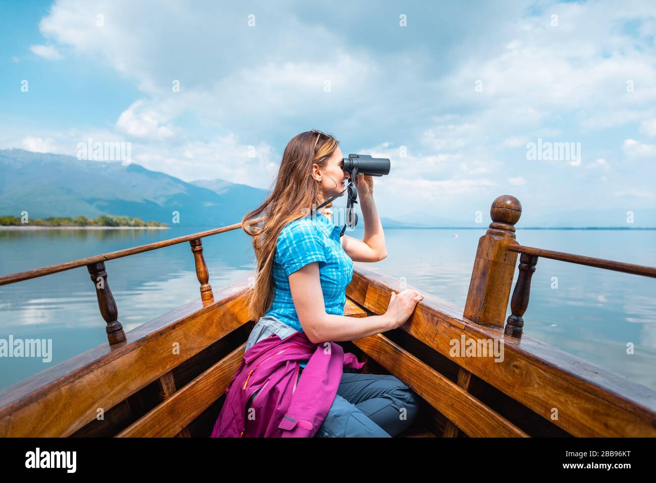Frau auf einem Boot mit binokulären beobachtbaren Vögeln Stockfoto