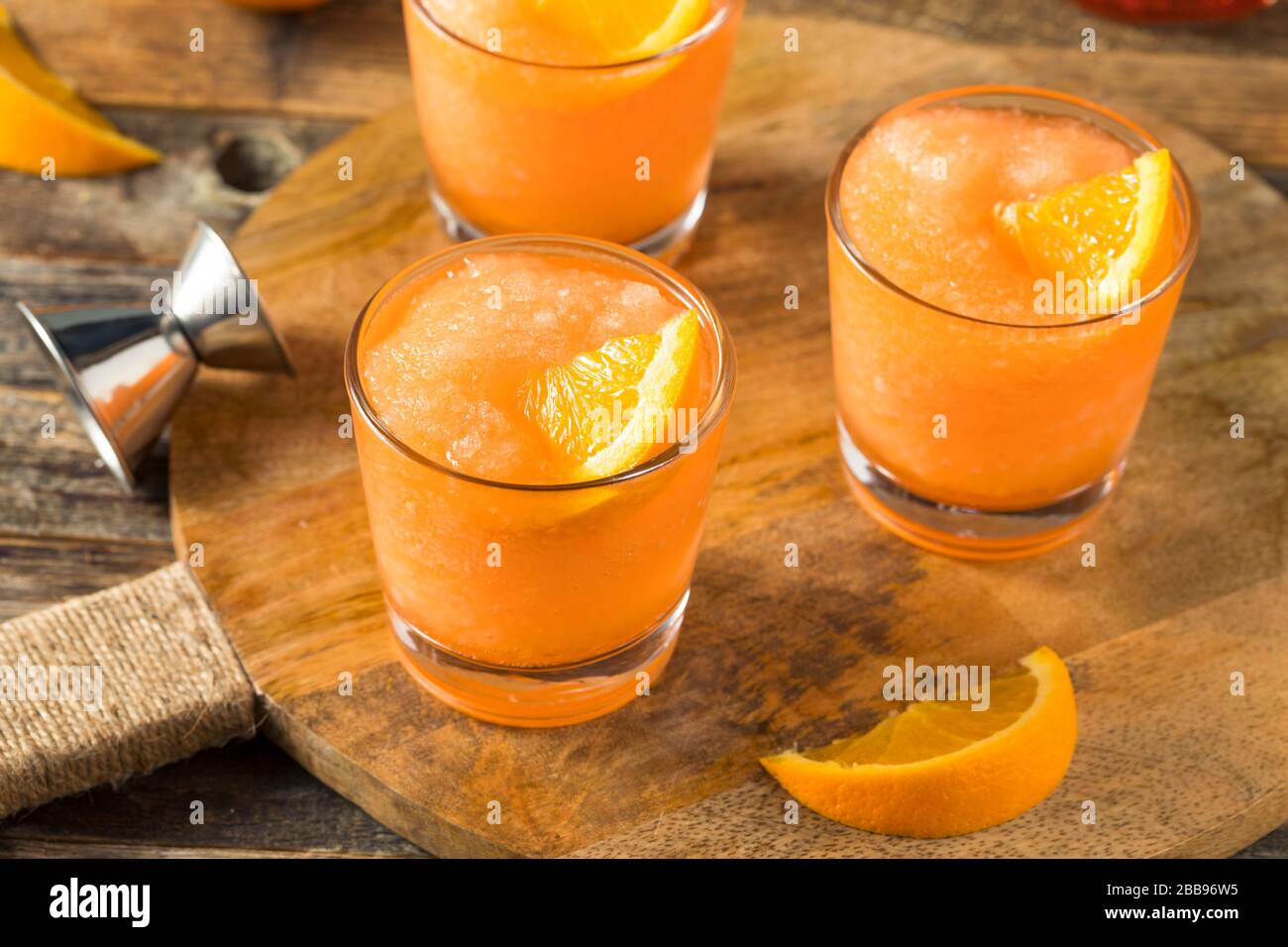 Hausgemachter gefrorener Aperol Spritz mit Orange Stockfoto