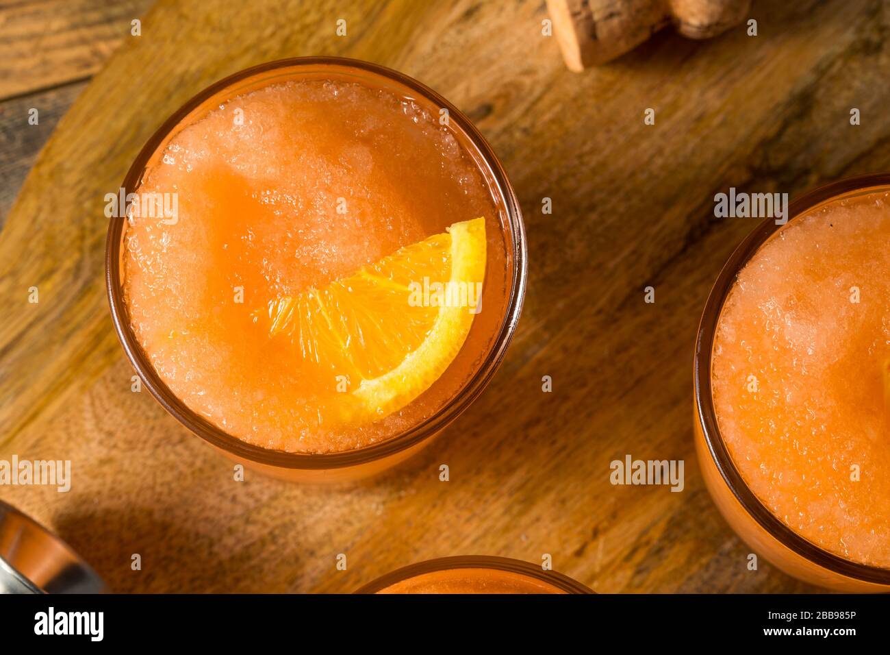 Hausgemachter gefrorener Aperol Spritz mit Orange Stockfoto