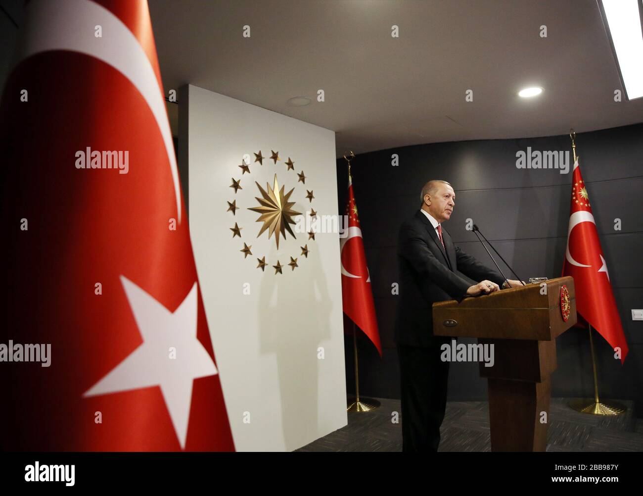 Istanbul. März 2020. Der türkische Präsident Recep Tayyip Erdogan übergibt der Nation am 30. März 2020 in Istanbul, Türkei, eine Fernsehansprache. Erdogan sagte am Montag, dass insgesamt 39 Standorte im ganzen Land unter Quarantäne gestellt werden, da die Anzahl der bestätigten Fälle für COVID-19 ansteigt. Kredit: Xinhua/Alamy Live News Stockfoto