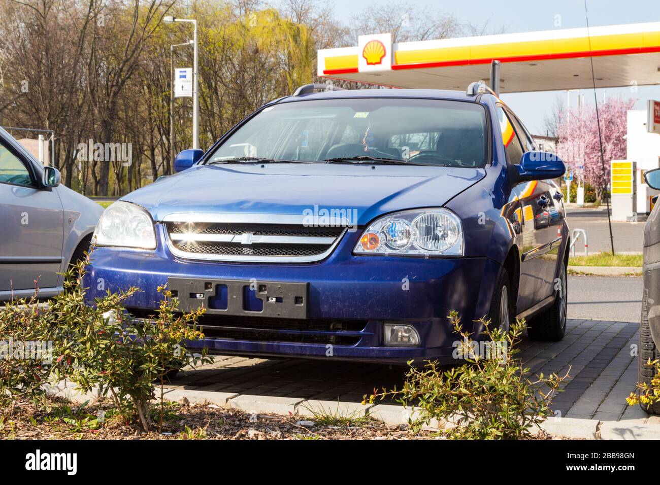 Blue Chevrolet Nubira Auto ohne Kennzeichen auf dem Parkplatz der Shell  Tankstelle, Sopron, Ungarn geparkt Stockfotografie - Alamy
