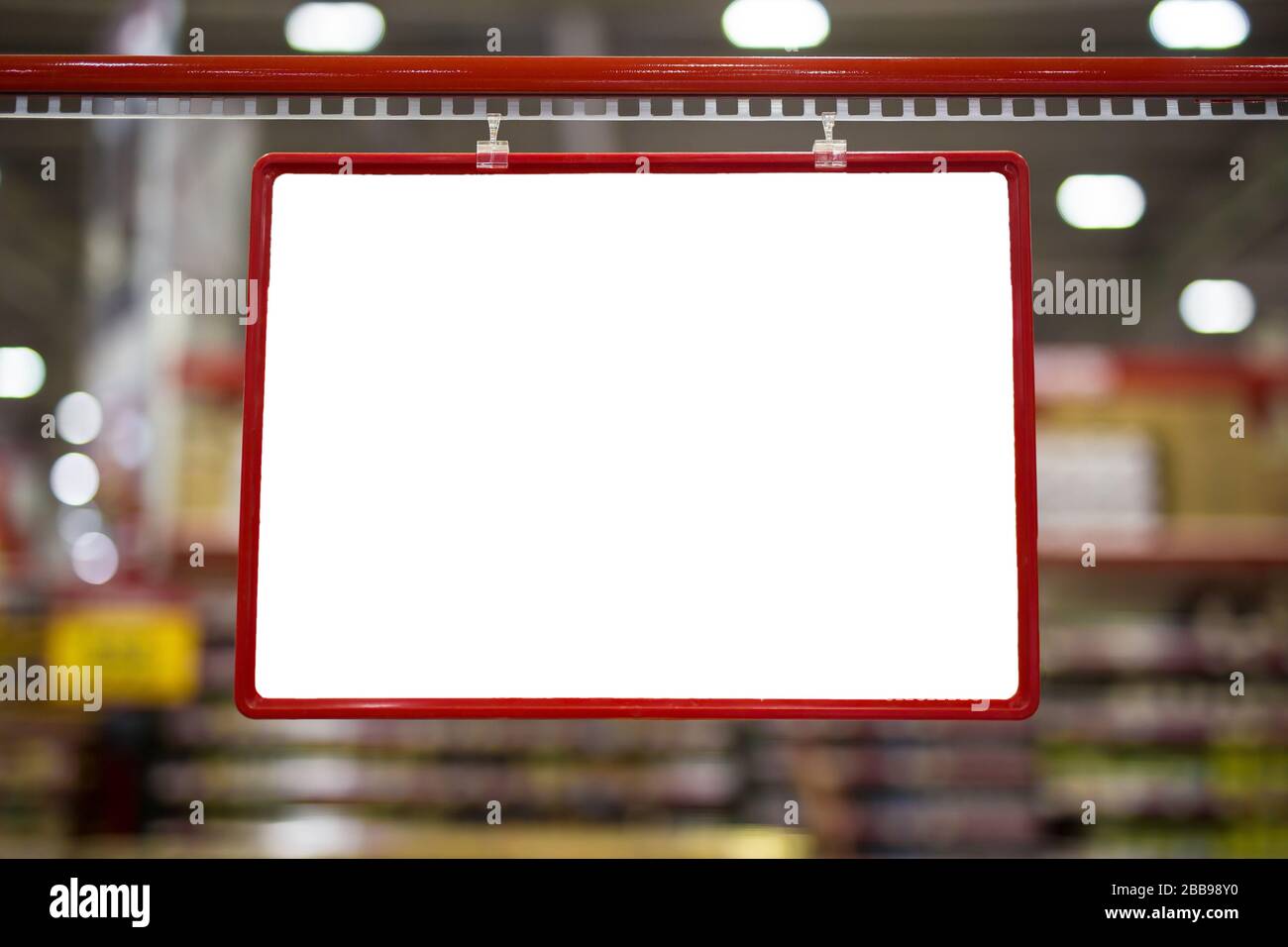 Verspotten Sie den roten Rabatt und Preisschild auf den Regalen der Produkte im Supermarkt Stockfoto