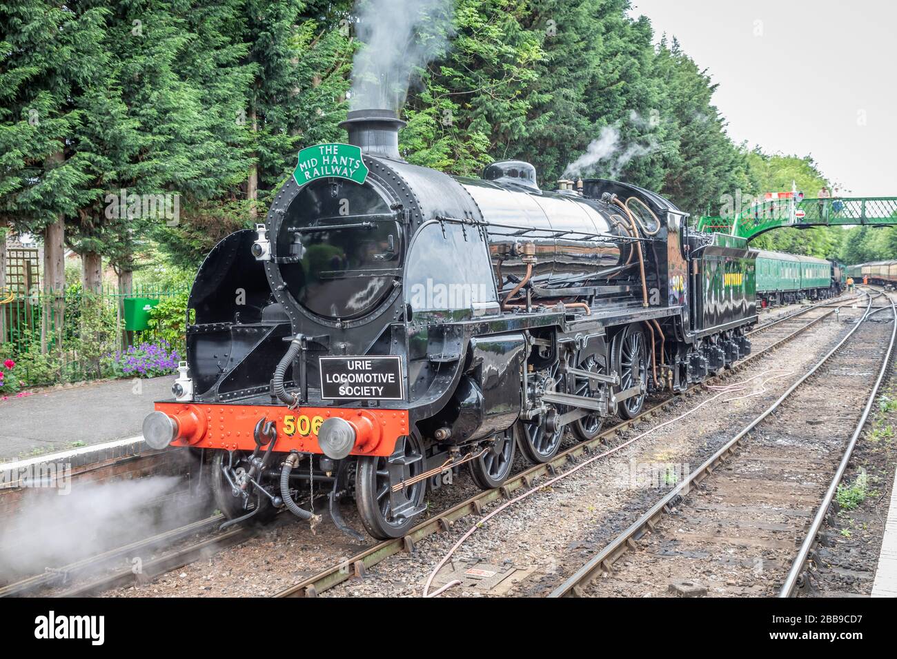 BR 'S15' 4-6-0 Nr. 506 wartet am Bahnhof Alresford, Hampshire auf der Mid-Hants Railway - 2. Juni 2019 Stockfoto