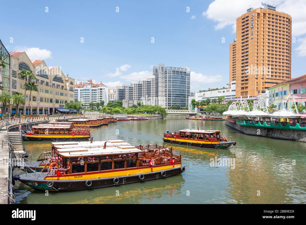 Flusskreuzfahrtschiffe in Clarke Quay, Civic District, Central Area, Singapore Island (Pulau Ujong), Singapur Stockfoto