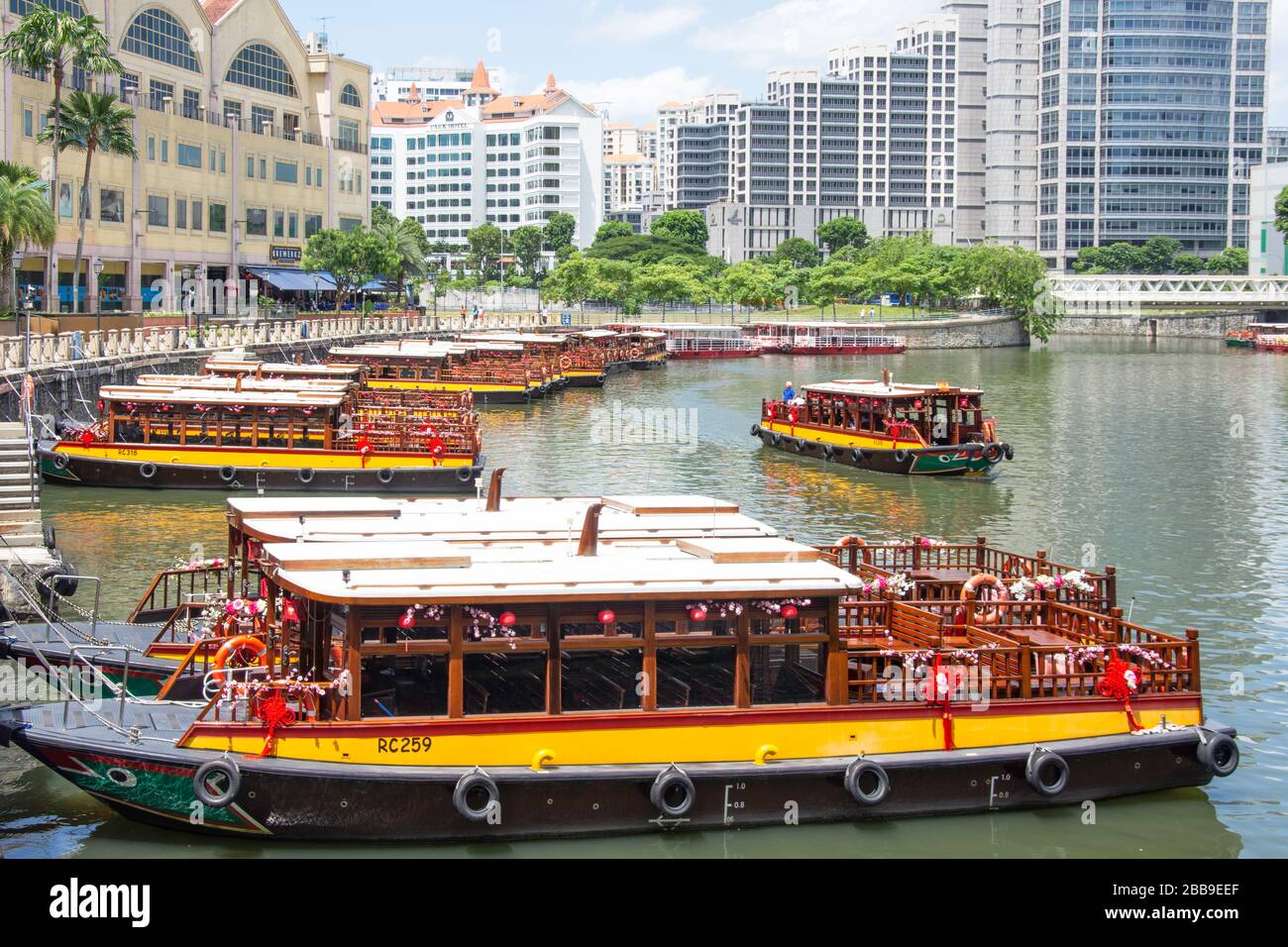 Flusskreuzfahrtschiffe in Clarke Quay, Civic District, Central Area, Singapore Island (Pulau Ujong), Singapur Stockfoto