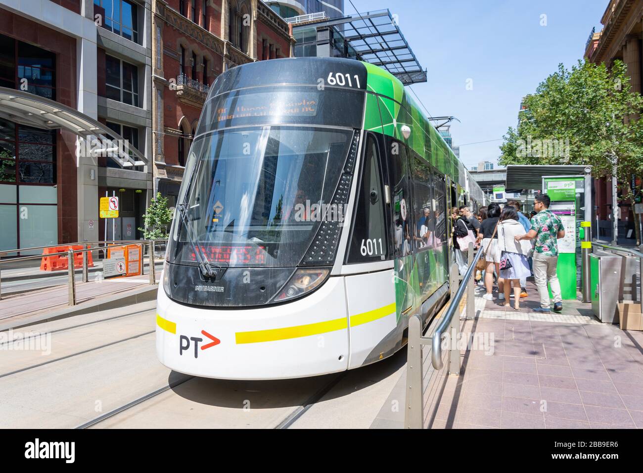 City Circle Tram an der Haltestelle, Bourke Street, City Central, Melbourne, Victoria, Australien Stockfoto