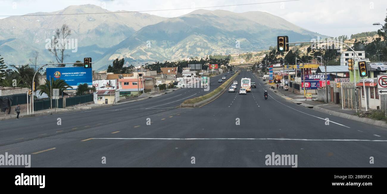 PROVINZ PICHINCHA, ECUADOR - 28. JULI 2018: Eine breite Straße mit mehreren Spuren und Bergen im Hintergrund. Stockfoto