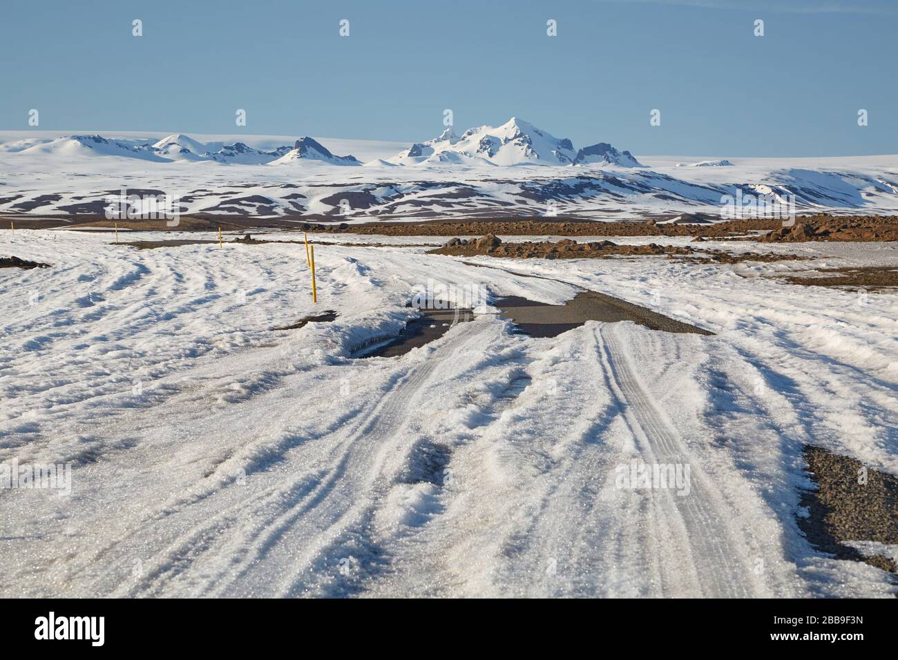 Strasse mit Schnee und Eis Stockfoto