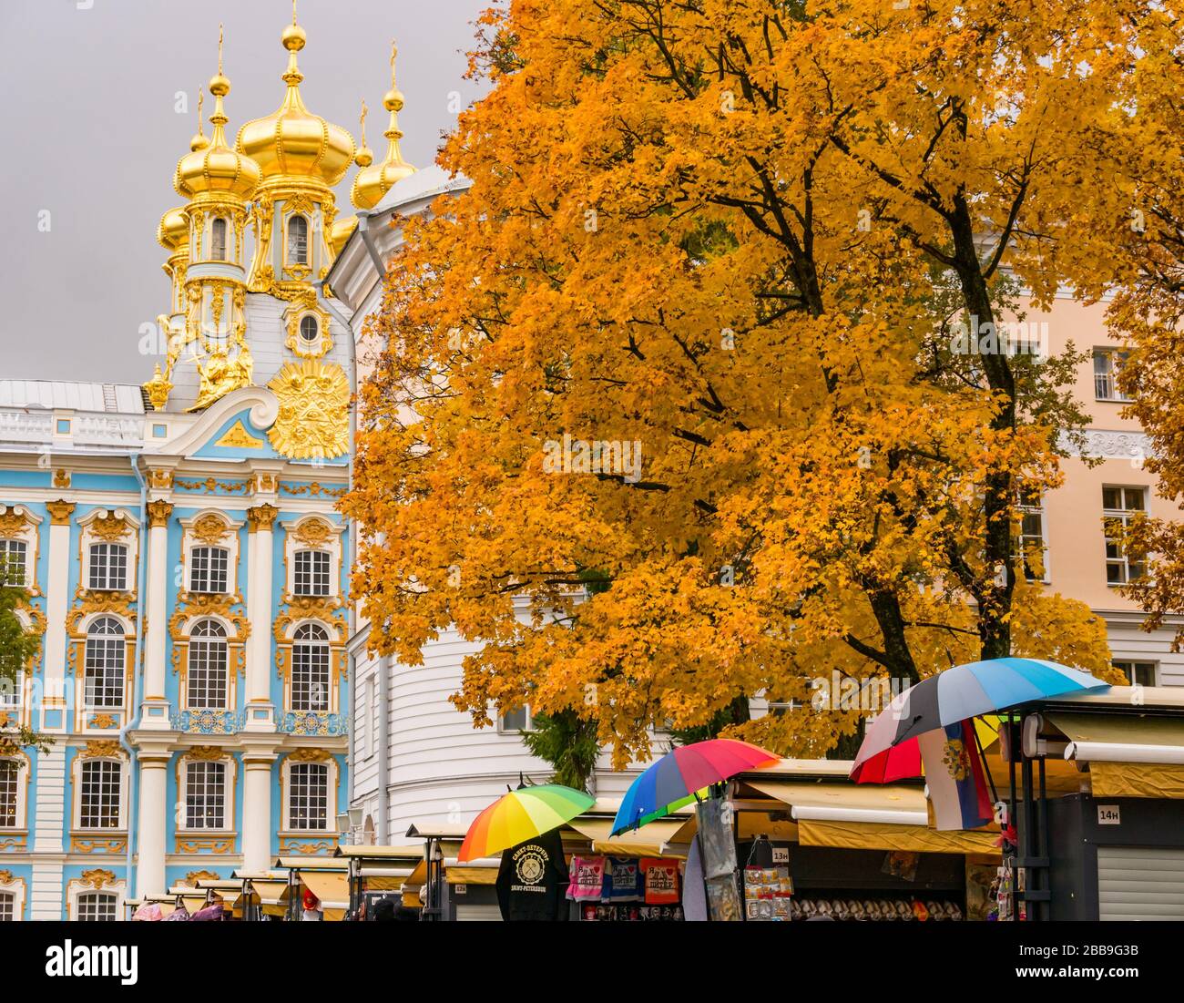 Litseyskiy Pereulok Touristenbuden mit Zwiebelkuppeln im Palast von Catherine, Tsars Village, Tsarskoe Selo, Puschkin, Russische Föderation Stockfoto