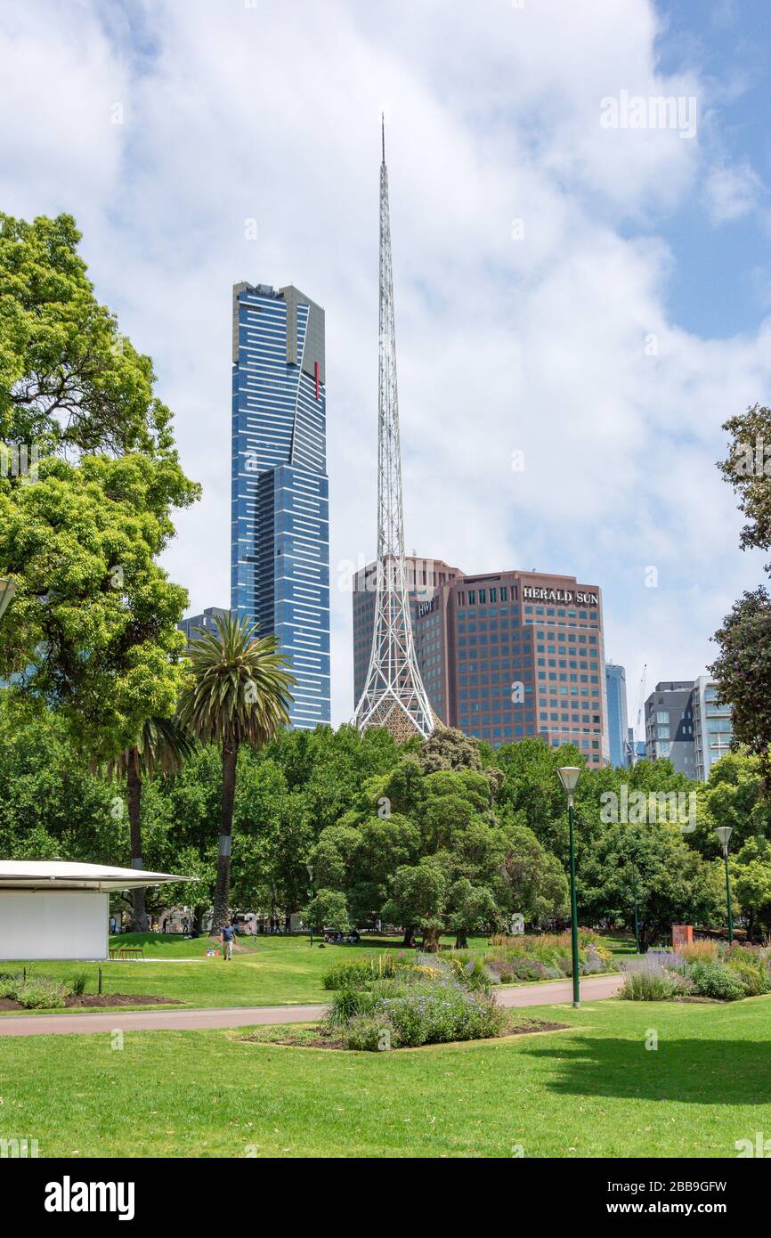 Das Arts Center ist von Queen Victoria Gardens, St Kilda Road, Southbank, City Central, Melbourne, Victoria, Australien, entfernt Stockfoto