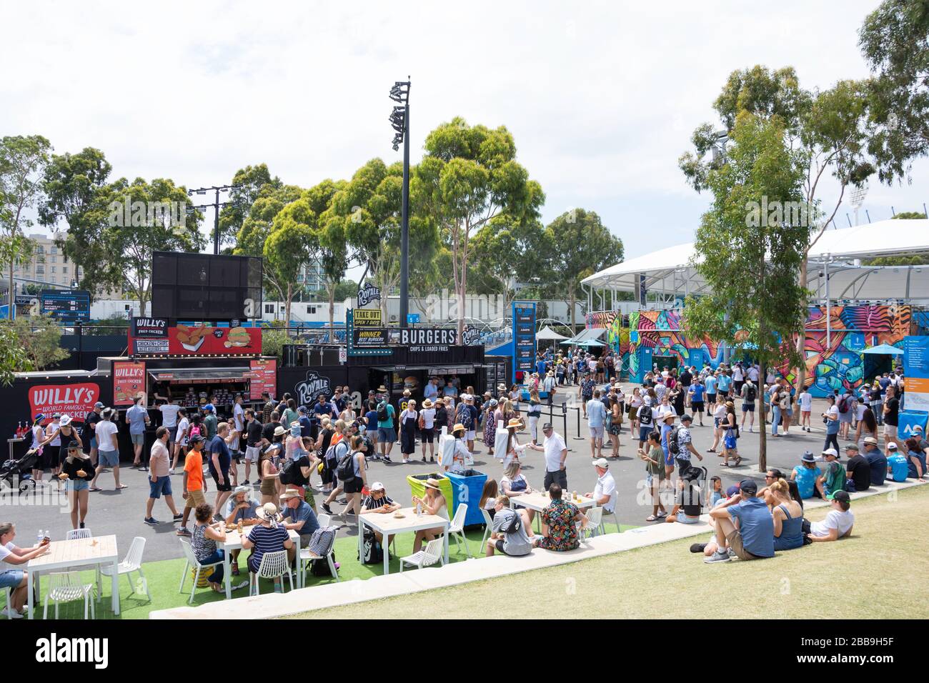 Außenplätze und Lebensmittelgeschäfte im Melbourne Open 2020 Tennisturnier, City Central, Melbourne, Victoria, Australien Stockfoto