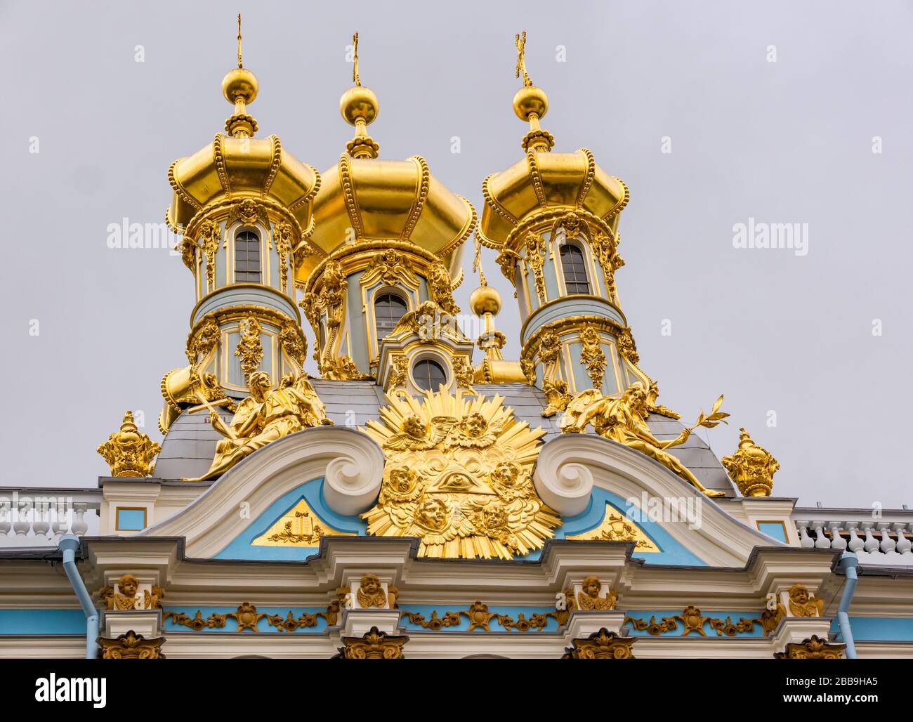 Goldene Zwiebelkuppeln von Katharinenpalast, Dorf Tsars, Tsarskoe Selo, Puschkin, Russische Föderation Stockfoto