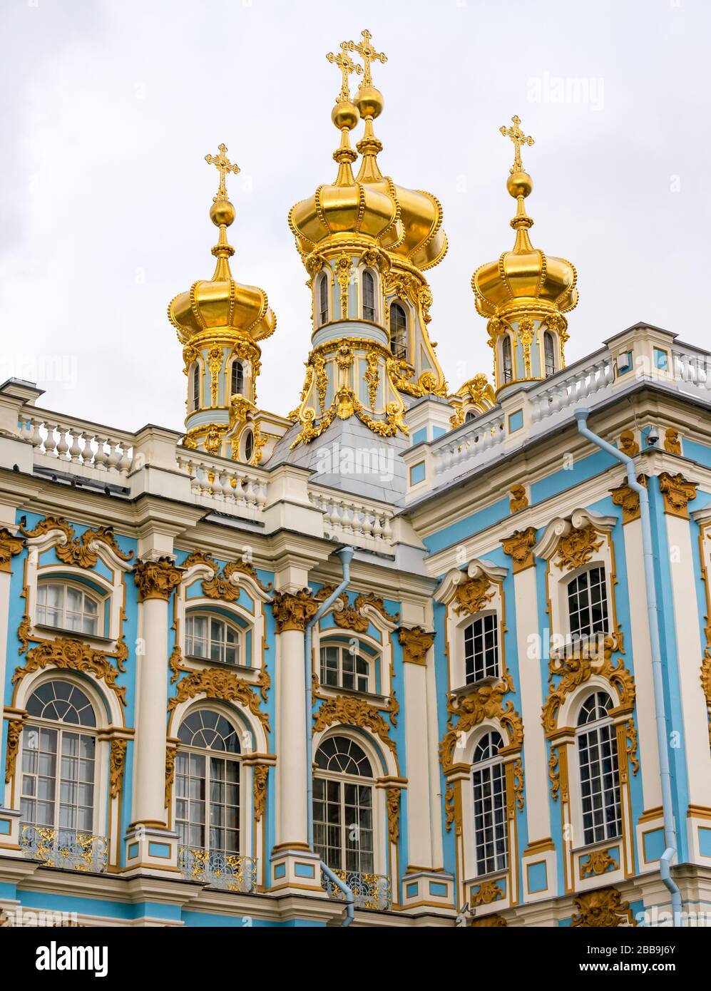 Goldene Zwiebelkuppeln von Katharinenpalast, Dorf Tsars, Tsarskoe Selo, Puschkin, Russische Föderation Stockfoto