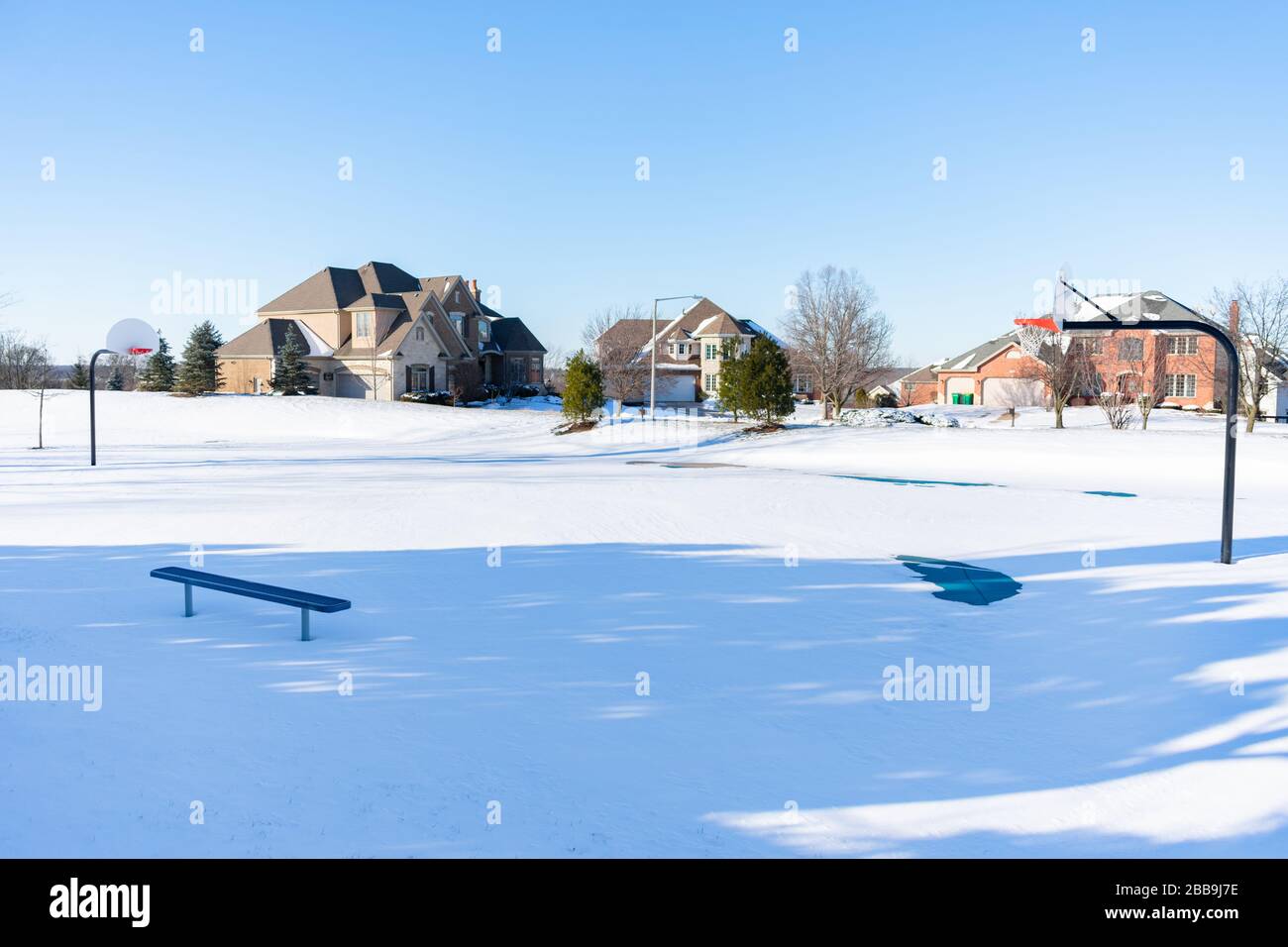 Schneebedeckter Basketballplatz in einem Vorort im Mittleren Westen Stockfoto