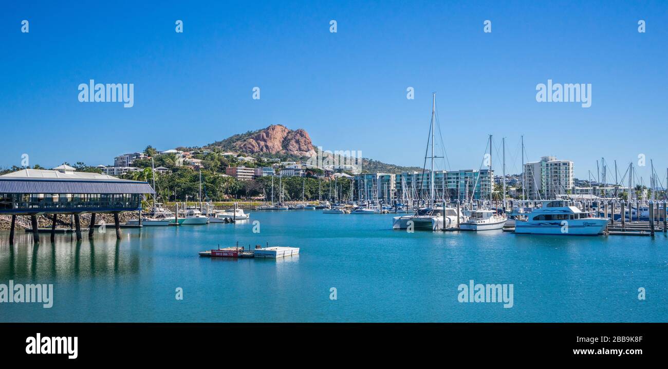 Wellenbrecher Marina Townsville vor dem Hintergrund von Castle Hill, Queensland, Australien Stockfoto