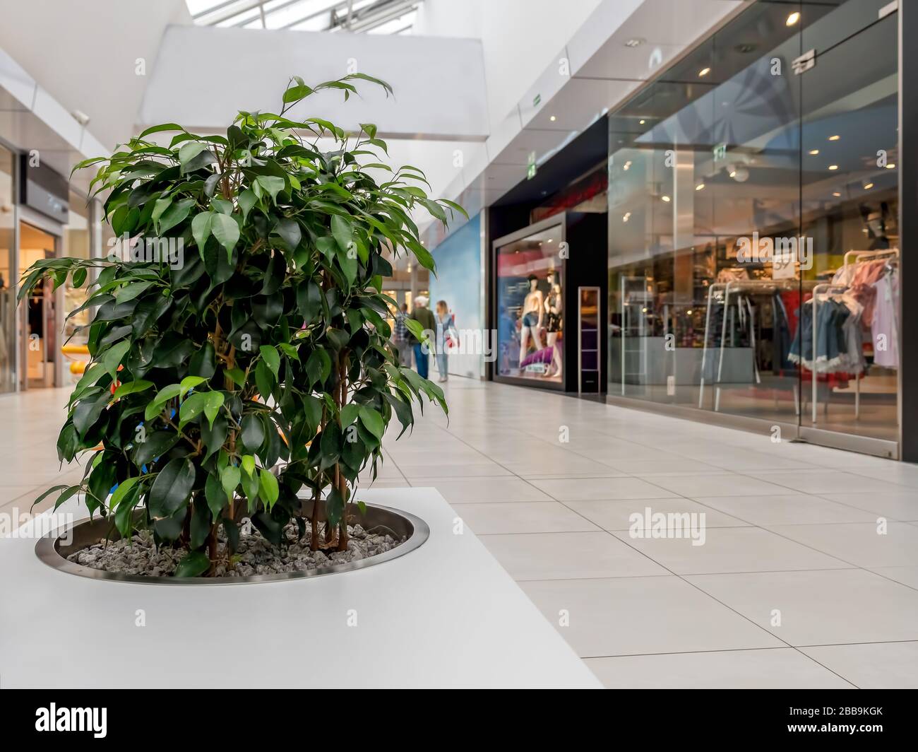 Passage im modernen Einkaufszentrum Stockfoto