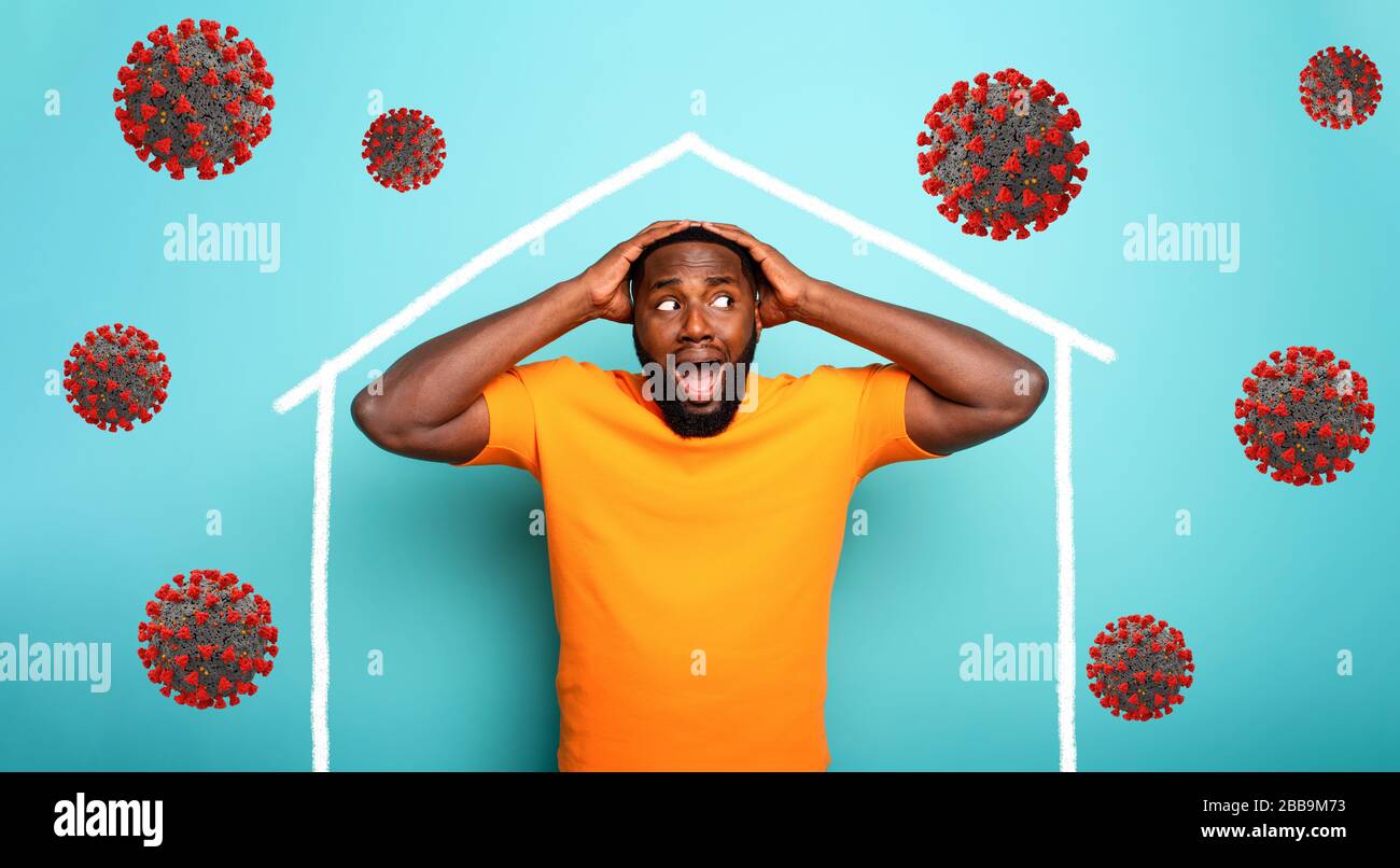 Konzept des Aufenthalts zu Hause Botschaft mit einem Mann in seinem Haus und um außerhalb von Coronavirus Stockfoto