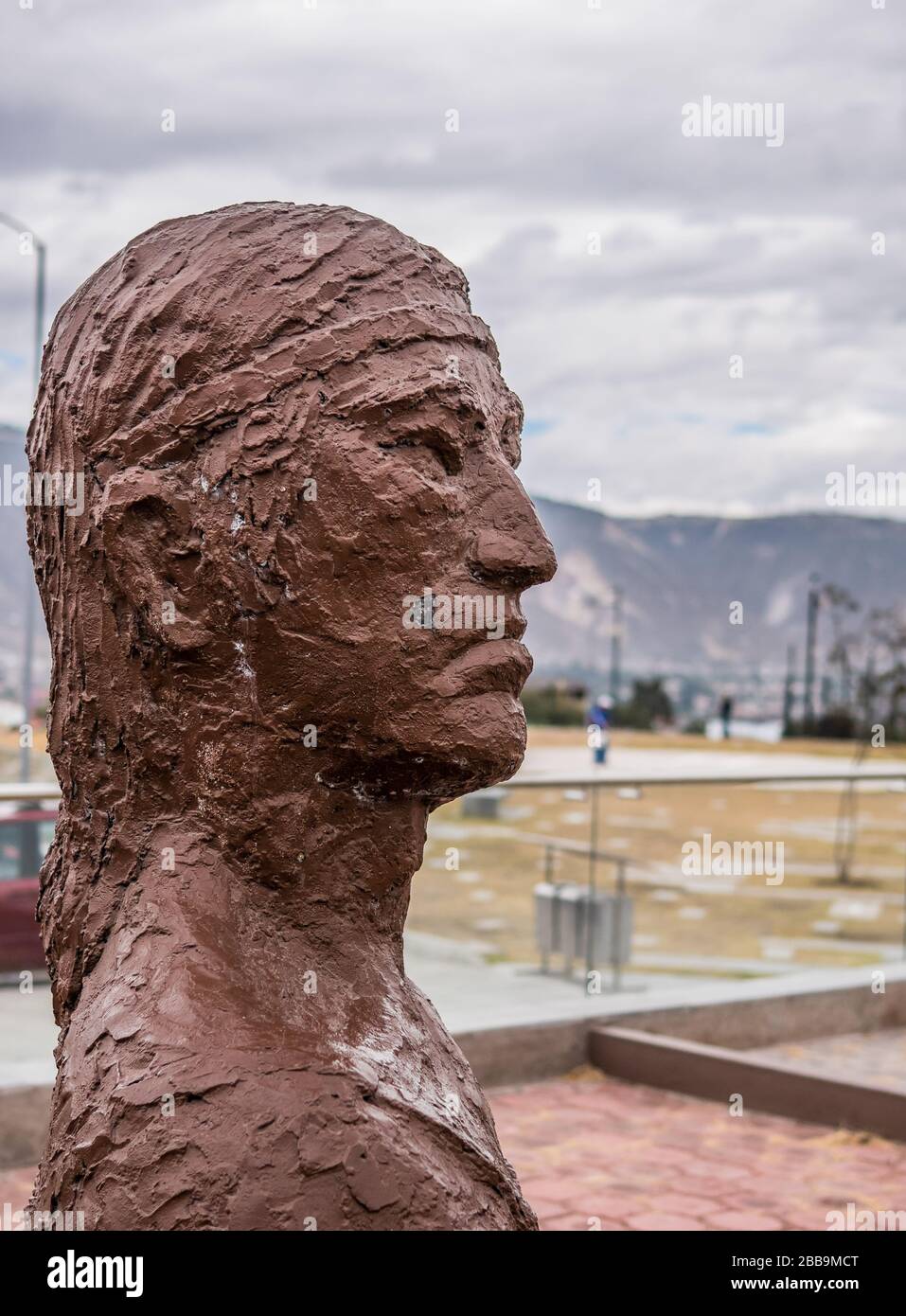 QUITO, ECUADOR - 29. JULI 2018: Nahaufnahme einer Statue, die der Quitu-Cara-Kultur Tribut zollt, einer angestammten Gesellschaft, die die Gegend bewohnte. Stockfoto