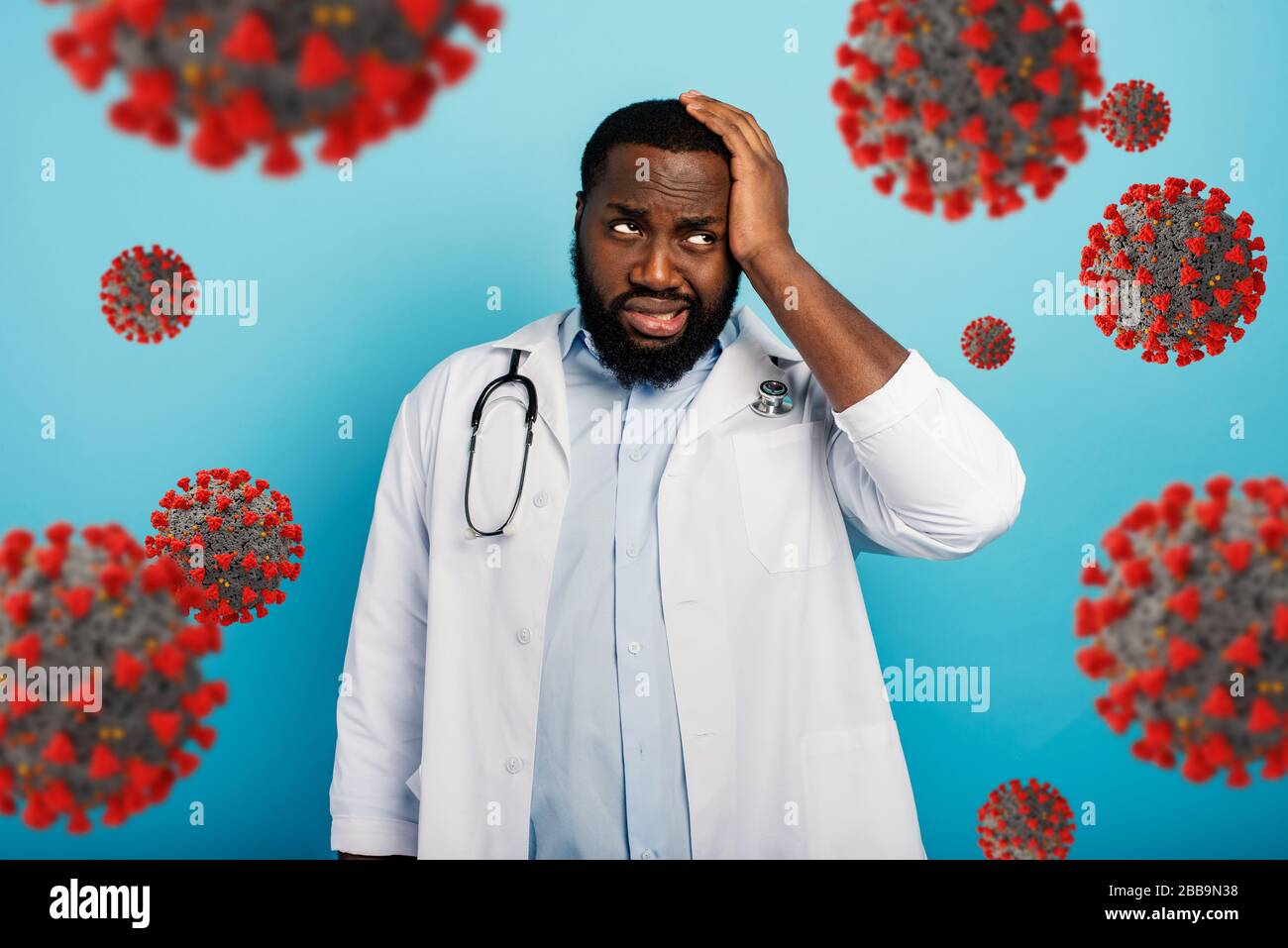 Erschrockene Gesichtsausdruck des Arztes aufgrund einer Coronavirus-Pandemie. Blauer Hintergrund Stockfoto