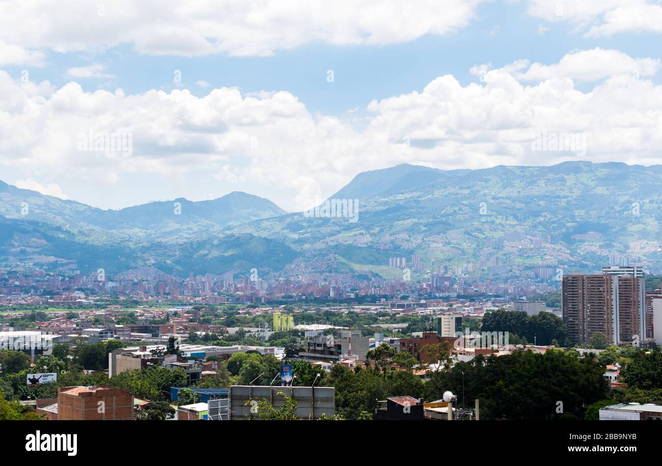 MEDELLIN, KOLUMBIEN - 31. MAI 2018: Schöner Blick auf das Stadtbild mit Bergen im Hintergrund aus dem Bezirk El Poblado. Stockfoto