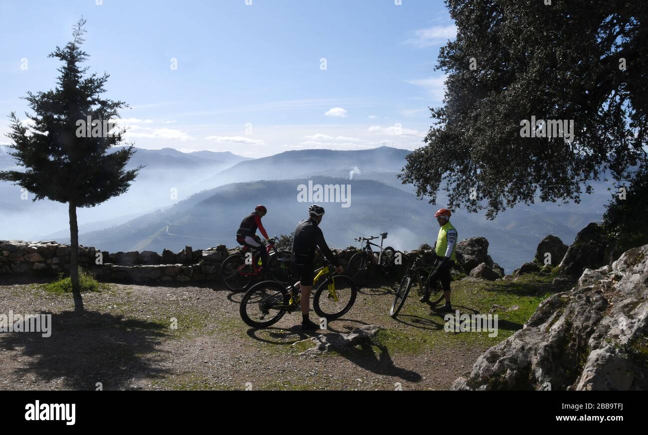 Peso da Régua, Portugal. März 2020. Miradouro SÃ£o Leonardo de Galafura zwischen Régua und PinhÃ£o, Portugal, bietet einen atemberaubenden Blick auf die Landschaft im Tal des Flusses Douro, einschließlich der Weinberge. Am 7. März 2020 ist es ein beliebter Haltepunkt und Aussichtspunkt für Mountainbikes. Credit: Mark Hertzberg/ZUMA Wire/Alamy Live News Stockfoto