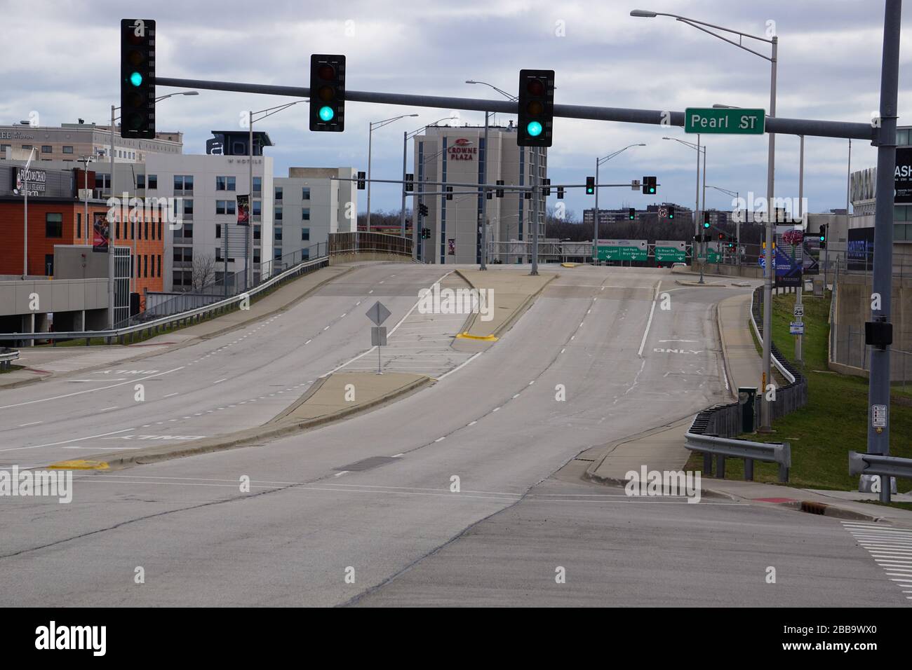 Leere Straße in einem typischerweise geschäftigen Einkaufs- und Geschäftsviertel während der Pandemie von Coronavirus. Am späten Morgen auf Balmoral Ave und Pearl St. in Rosemont. Stockfoto