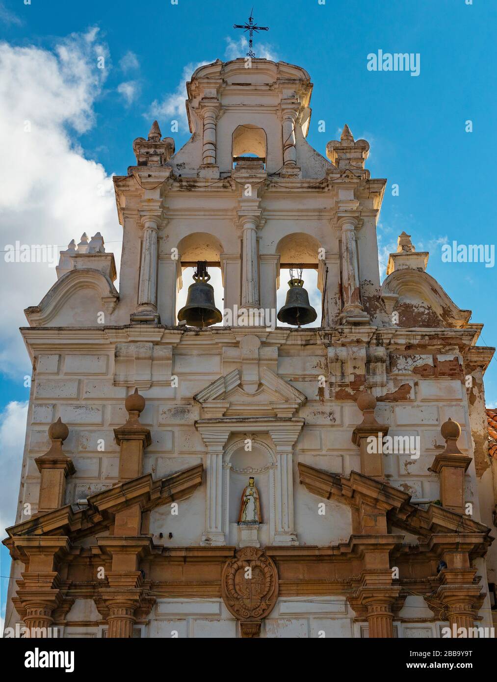 Fassade der Kirche Santa Barbara in Sucre, Bolivien. Stockfoto