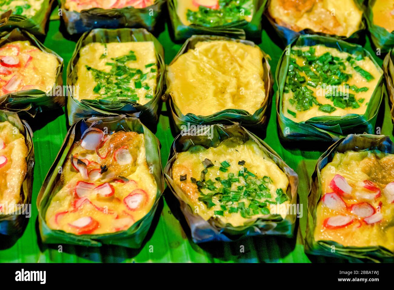Thailändisches traditionelles Khai yat sai auf Bananenblättern Stockfoto