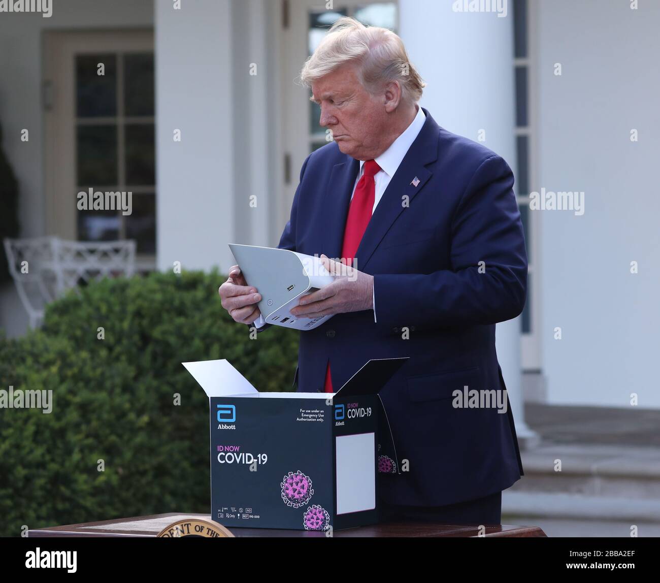 US-Präsident Donald J. Trump eröffnet die Abbot ID NOW COVID-19-Testbox während der Pressekonferenz der Coronavirus Task Force über die Coronavirus- und COVID-19-Pandemie, im Rosengarten im Weißen Haus, in Washington, DC, USA, 30. März 2020.Credit: Michael Reynolds/Pool über CNP/MediaPunch Stockfoto